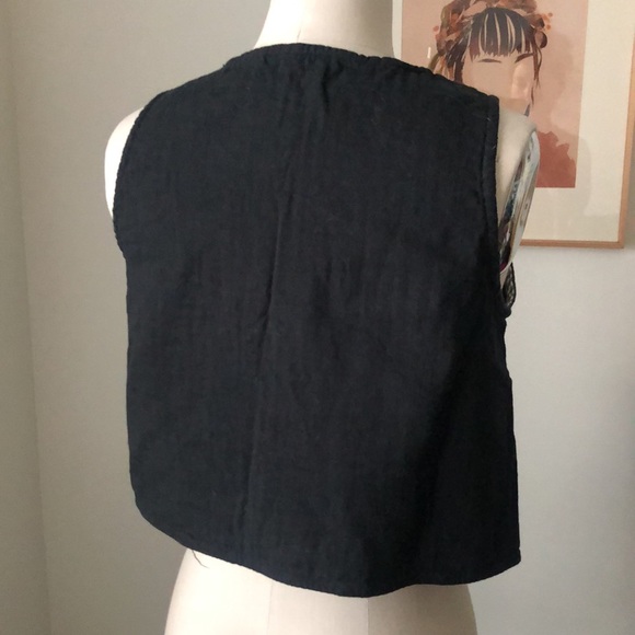 Swingy Cropped Black Gauze Tank Top - Picture 4 of 11